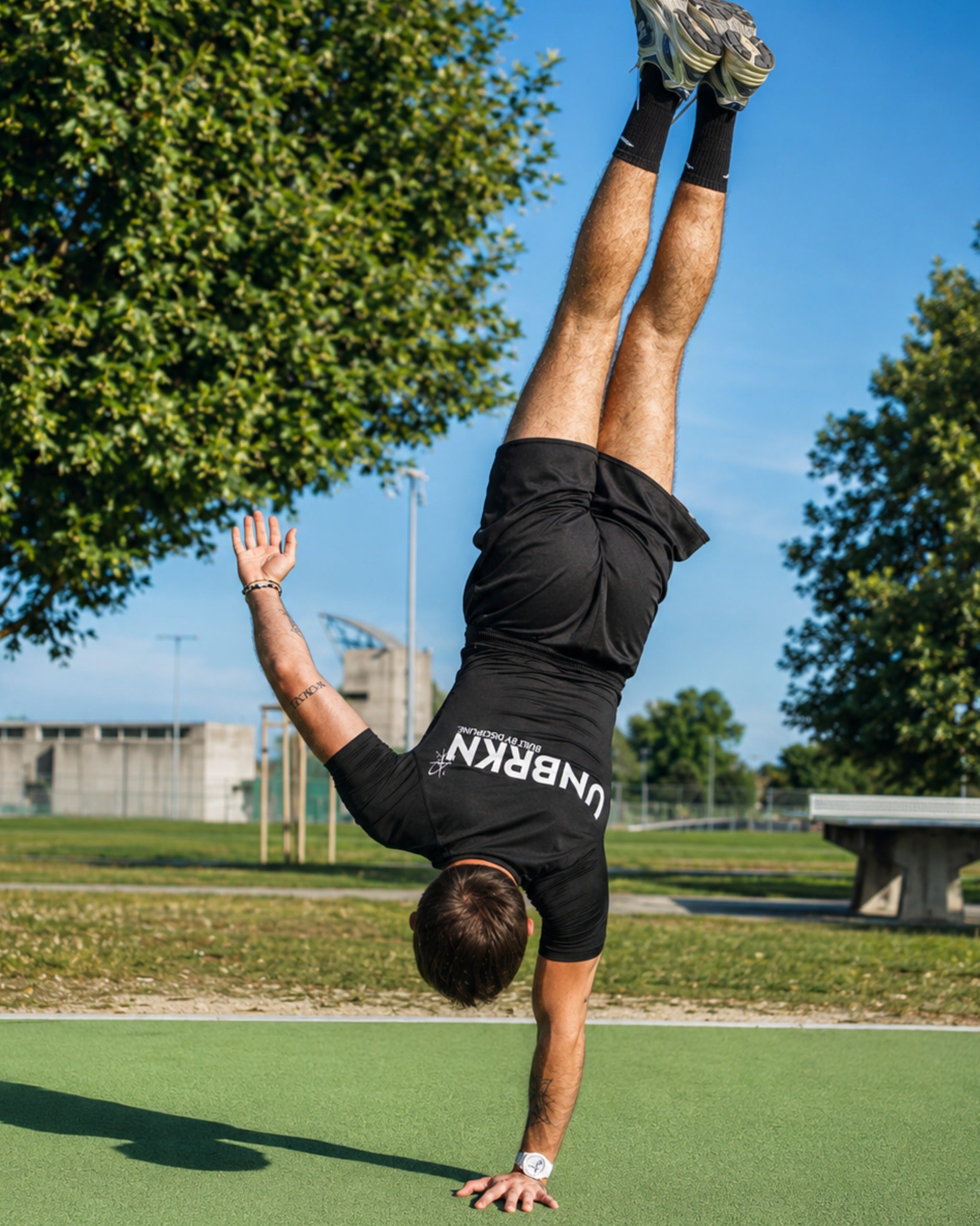 T-SHIRT DE COMPRESSION BLACK — "LET TIME ANSWER"