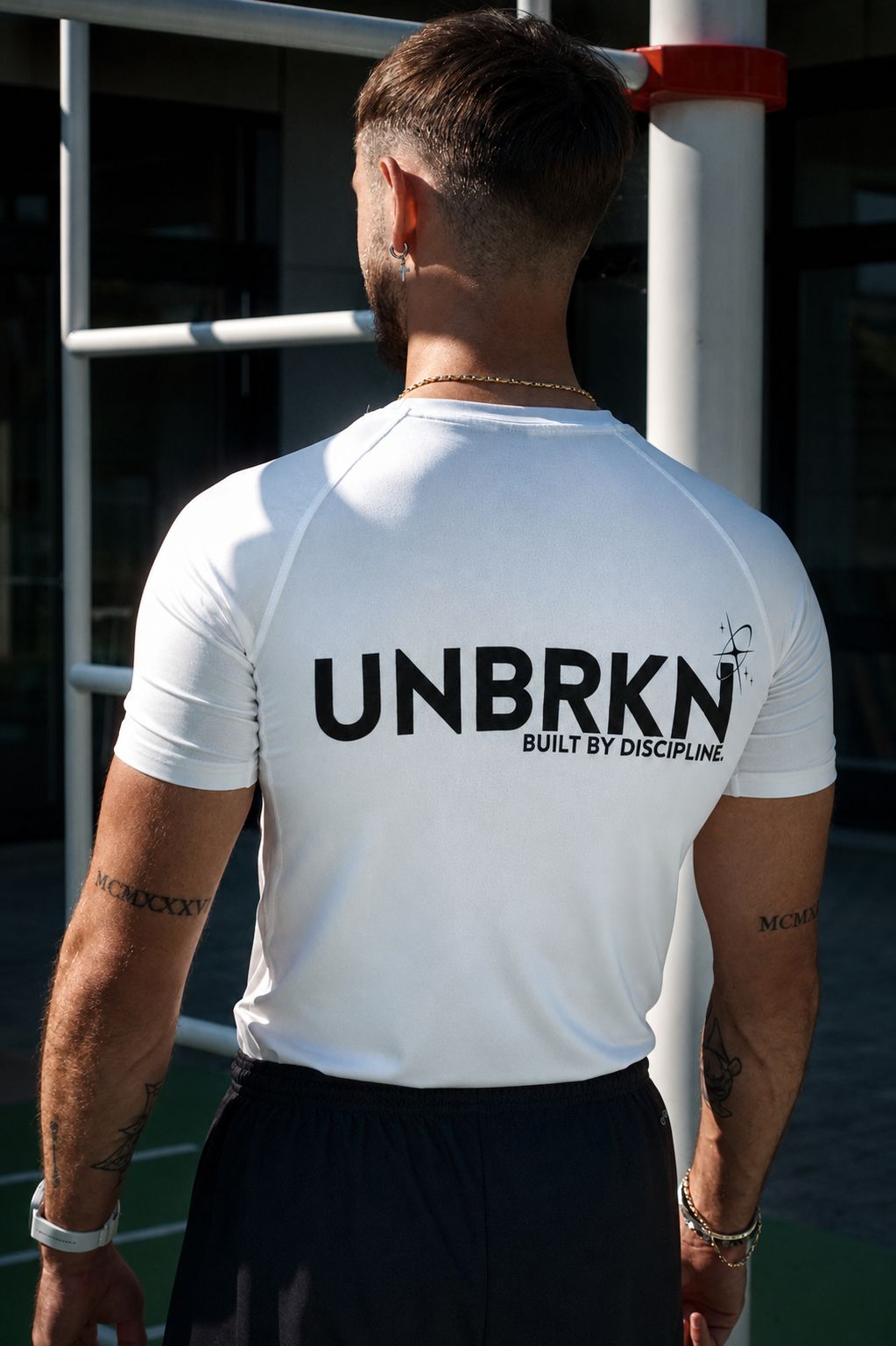 T-SHIRT DE COMPRESSION WHITE — "LET TIME ANSWER"