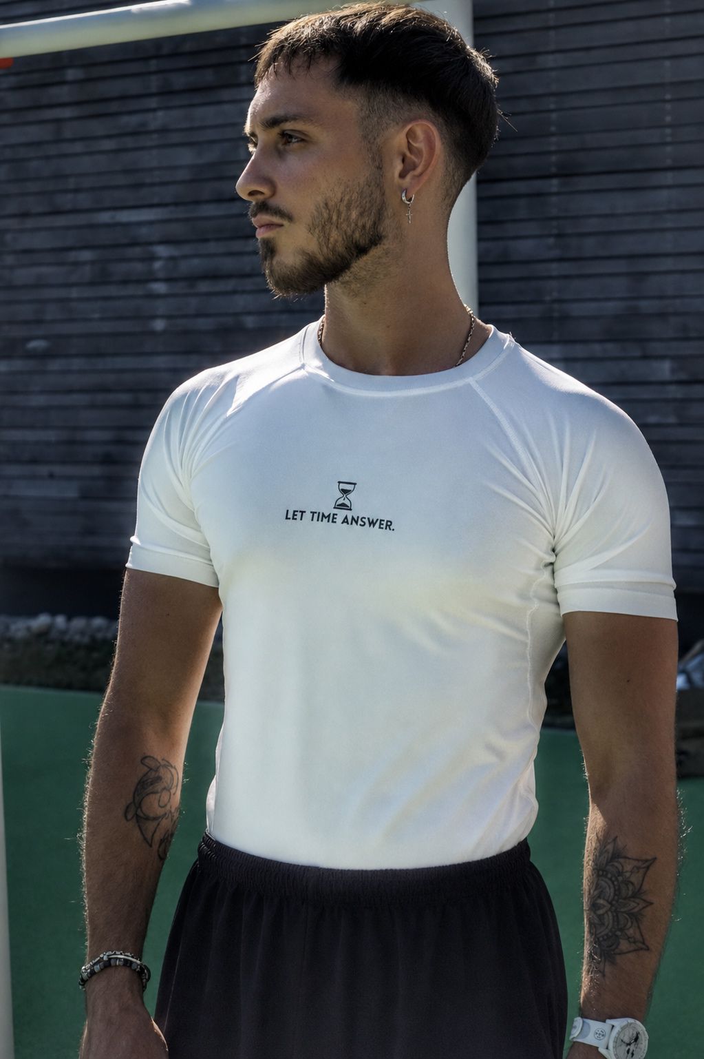 T-SHIRT DE COMPRESSION WHITE — "LET TIME ANSWER"
