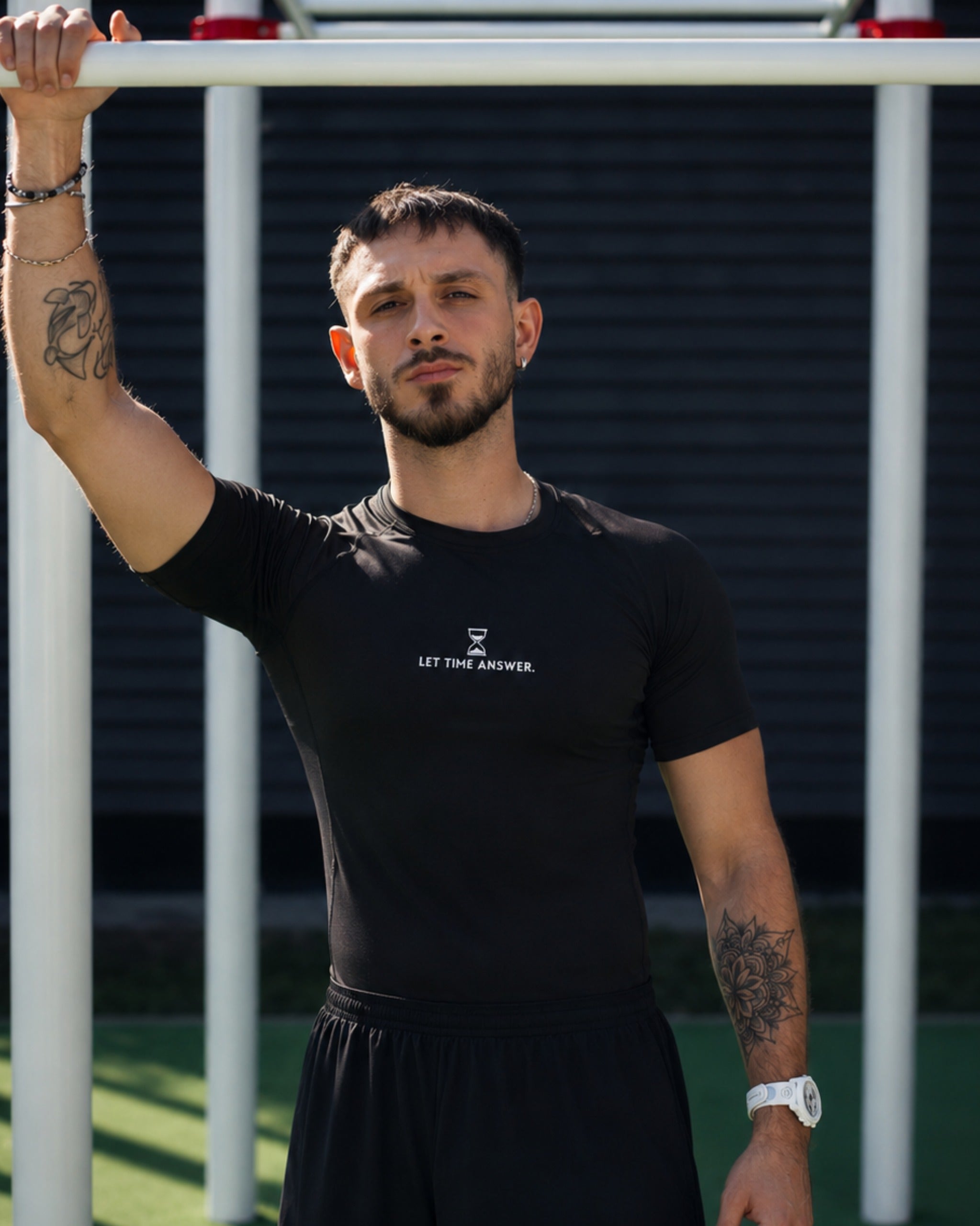 T-SHIRT DE COMPRESSION BLACK — "LET TIME ANSWER"